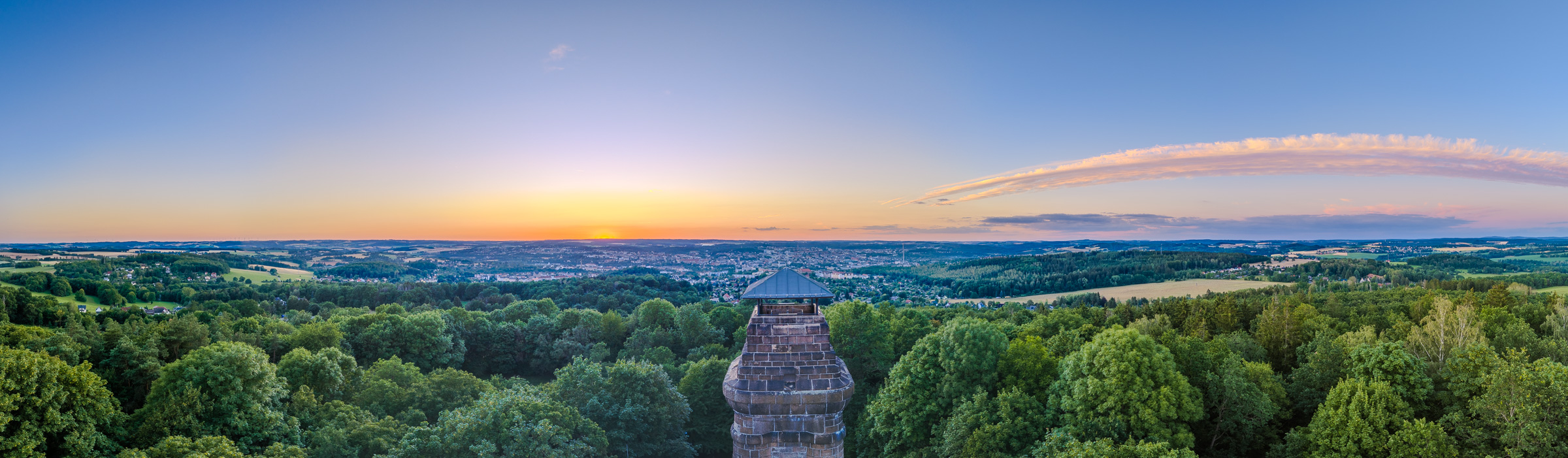 Panorama vom Kemmler mit Blick auf die Stadt Plauen, aufgenommen mit einer DJI Mavic 4 Pro während der Goldenen Stunde.