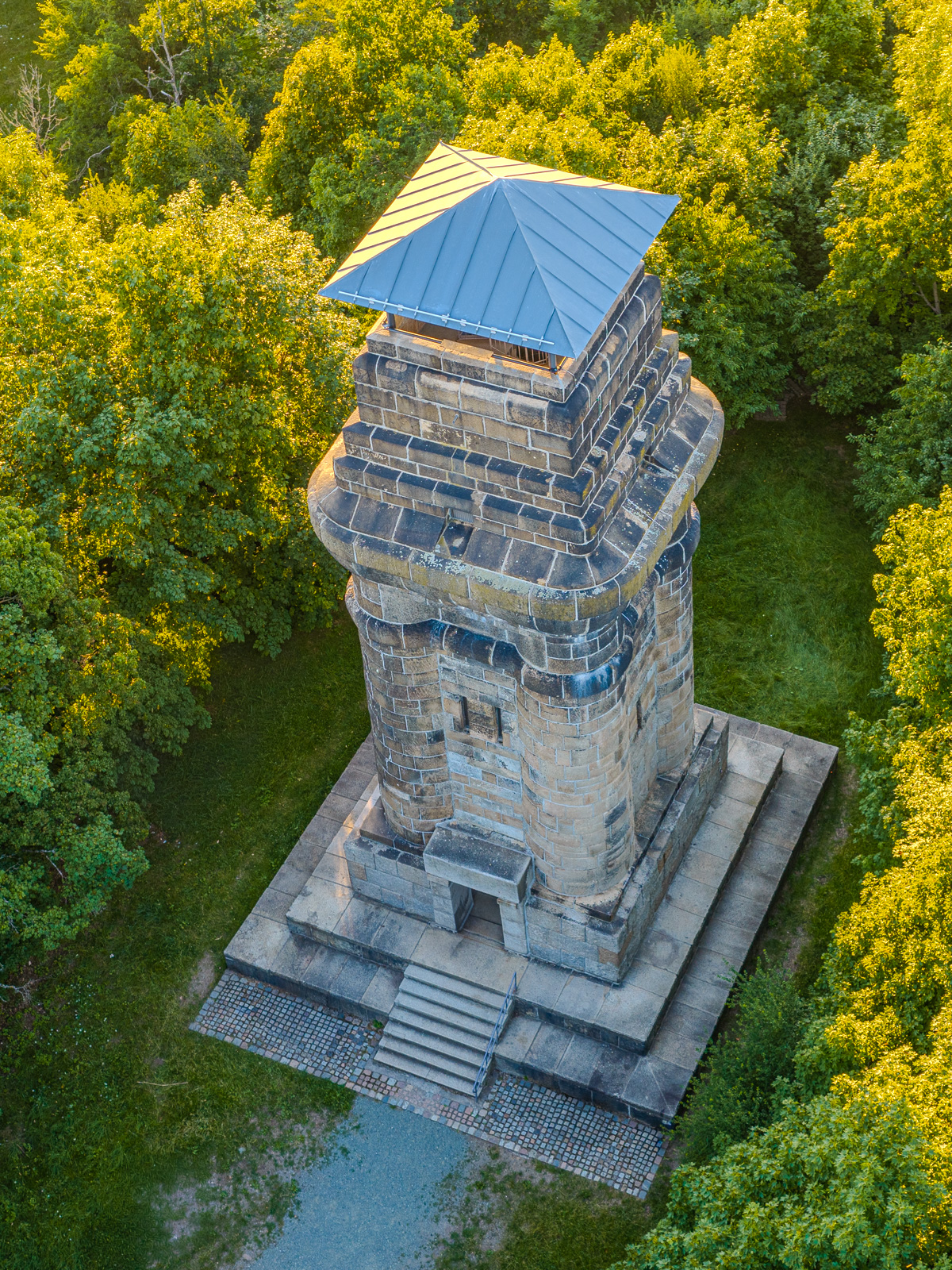 Drohnenaufnahme des Kemmlerturms (Bismarckturm) in Plauen zur Goldenen Stunde